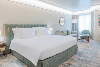 Serveert ontbijt, lunch, diner, internationale gerechten 