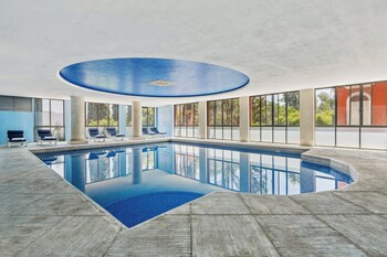 Camas com colchões pillow-top, cofres nos quartos, escrivaninha