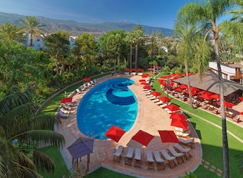 3 outdoor pools, pool umbrellas, pool loungers