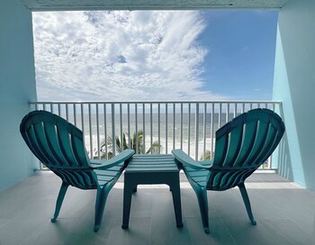 Suite with King Bed, Beachfront, Balcony | Terrasse/Patio