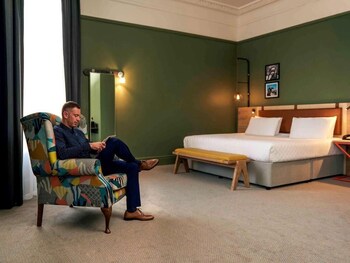 Standard Twin Room | 1 bedroom, in-room safe, desk, iron/ironing board