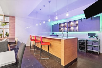 Piscine intérieure, chaises longues