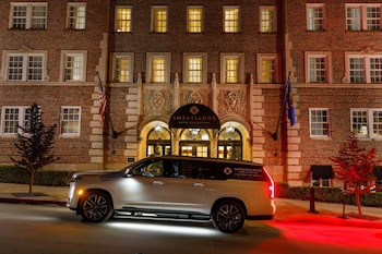 Deluxe Room, 1 King Bed, Corner