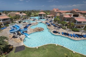 4 outdoor pools, sun loungers