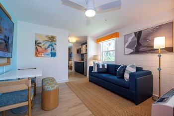 PrivƩstrand vlakbij, wit zand, strandhuisjes (toeslag), ligstoelen