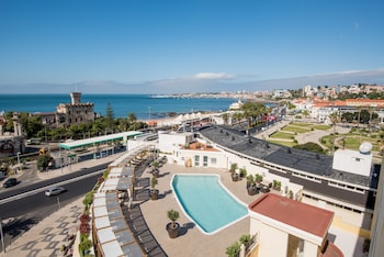 Una piscina al aire libre (de 08:00 a 20:00), sombrillas, tumbonas