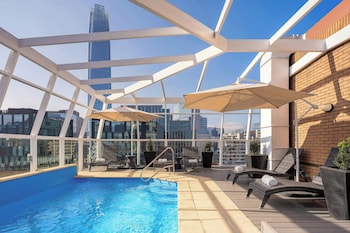 Una piscina al aire libre