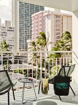 Outdoor pool, open 8:00 AM to 10:00 PM, cabanas (surcharge)