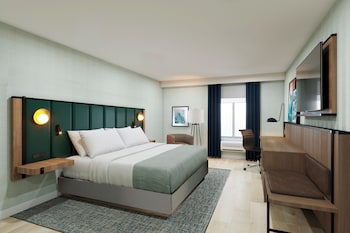 Suite, 1 très grand lit et 1 canapé-lit, non-fumeurs | Coffres-forts dans les chambres, bureau