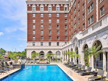 Een seizoensgebonden buitenzwembad