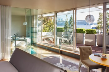 2 bars/lounges, cocktail bar