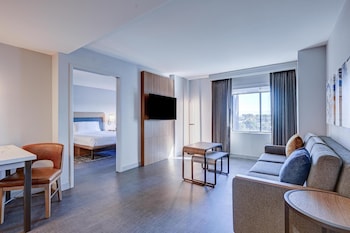 Un amplio espacio interior con techos altos, ventanas grandes y muebles modernos.