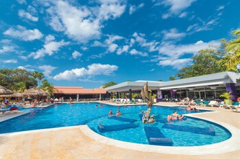 3 outdoor pools, pool umbrellas, sun loungers