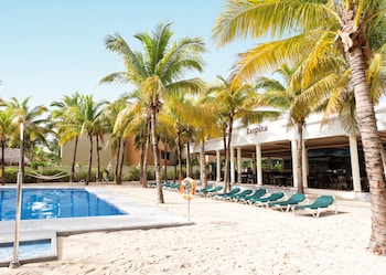 3 piscines extérieures, parasols, chaises longues