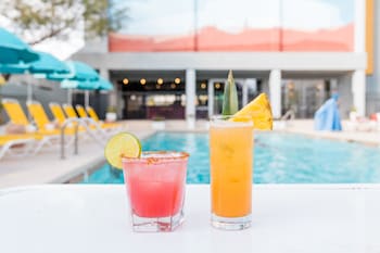 Sarapan dan makan malam dihidangkan