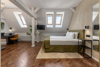 Junior Suite | Minibar, in-room safe, desk, laptop workspace