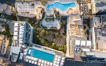 Piscine intérieure, piscine extérieure en saison, cabanas (supplément)