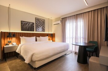 室外游泳池，開放時間為 07:00 至 22:00，提供日光浴躺椅