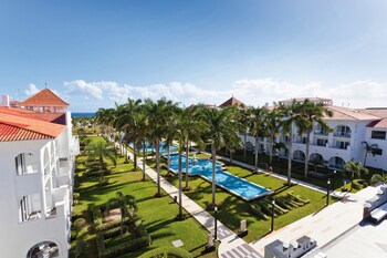 4 utendørsbassenger, bassengparasoller og solsenger