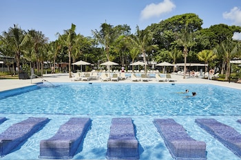 5 bars/lounges, swim-up bar, poolside bar