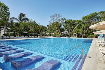 5 bars/lounges, swim-up bar, poolside bar