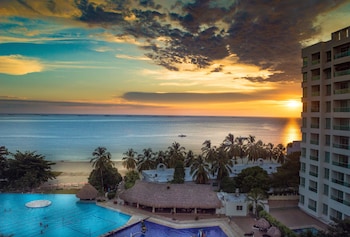 2 utendørsbassenger, bassengparasoller og solsenger