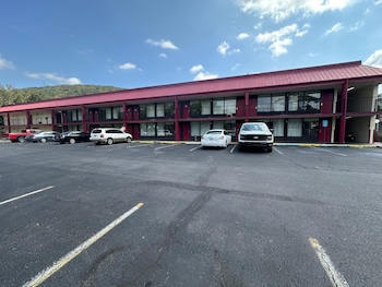 Breakfast, dinner and brunch served