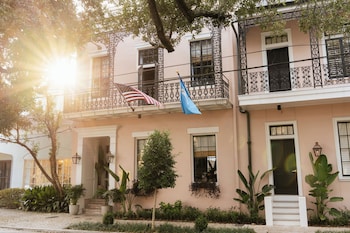 Utendørsbasseng, bassengparasoller og solsenger