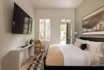 Außenpool, geöffnet von 11:00 Uhr bis 21:00 Uhr, Sonnenschirme