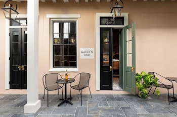 Een buitenzwembad, parasols voor strand/zwembad