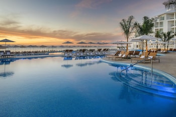 Piscina externa, guarda-sóis, espreguiçadeiras