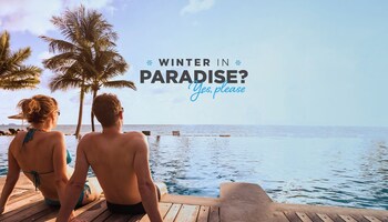 Piscine extérieure, parasols, chaises longues