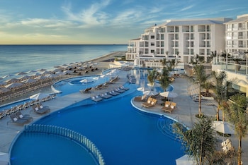 Piscine extérieure, parasols, chaises longues