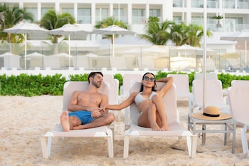 Outdoor pool, pool umbrellas, sun loungers