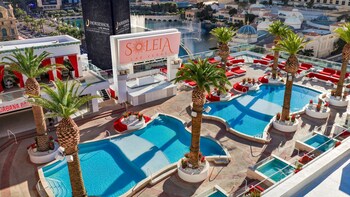Seasonal outdoor pool, pool cabanas (surcharge), pool loungers