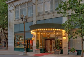 Egyptian cotton sheets, premium bedding, pillowtop beds, in-room safe