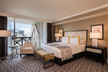 7 outdoor pools, open 9:00 AM to 5:00 PM, pool cabanas (surcharge)