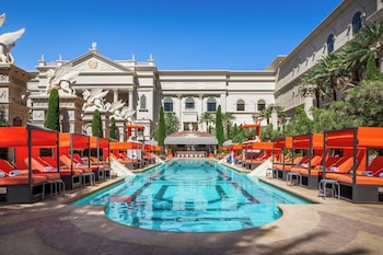 15 restaurants; lunch and dinner served