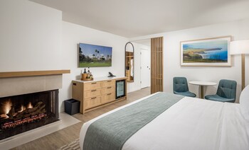 套房, 1 張特大雙人床, 高球場景 (w/Fireplace) | 羽絨被、書桌、手提電腦工作空間、遮光窗簾/窗簾