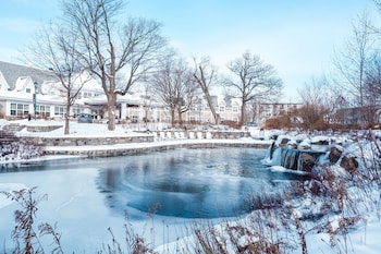 Couples treatment rooms, hot tub, body treatments, aromatherapy