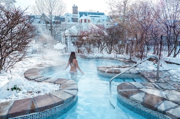 Couples treatment rooms, hot tub, body treatments, aromatherapy