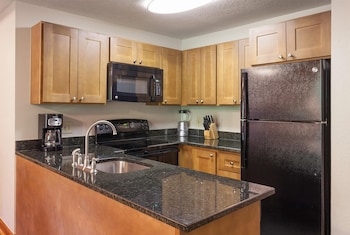 3 BEDROOM 2 KING 2 QUEEN PRESIDENTIAL SUITE | Private kitchen | Fridge, microwave, oven, stovetop