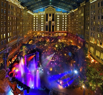 10 restaurantes; se sirve desayuno, almuerzo y cena; cocina americana