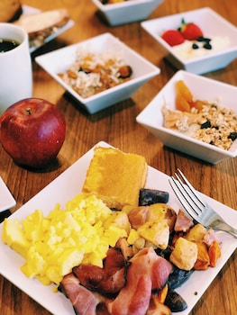 Free daily buffet breakfast