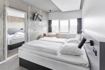 Chambre Familiale, non-fumeurs | Espace de travail pour ordinateur portable, fer et planche à repasser