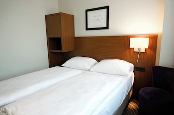 Daily continental breakfast (EUR 16 per person)