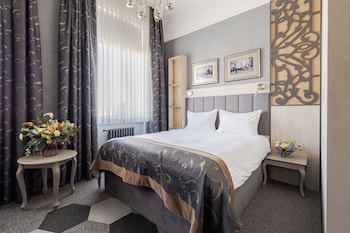 1 bedroom, hypo-allergenic bedding, minibar, in-room safe