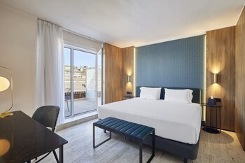 Minibar, caixa forta a l'habitació i escriptori 