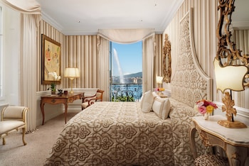Breakfast, lunch, dinner served; international cuisine, sea views 