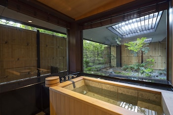 Separate tub and shower, deep soaking tub, rainfall showerhead